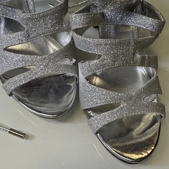 Kate and Mel GLAMOROUS Shimmering Silver Scrappy Heels - Picture 4 of 5